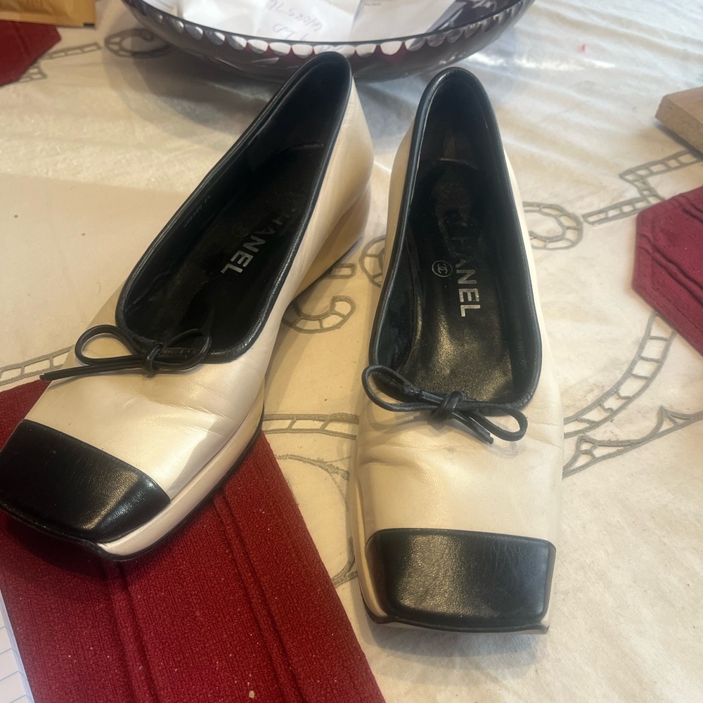 CHANEL Women's Black and Cream Flats size 38 two tone, ballet flats